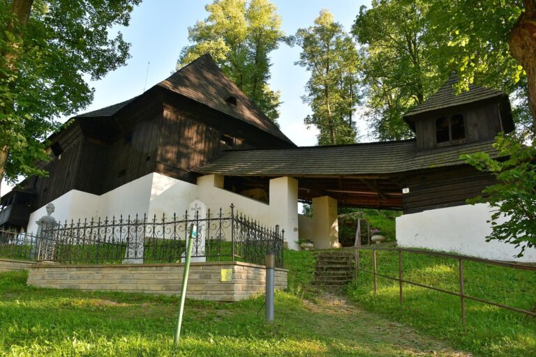 Drevený artikulárny kostol v Leštinách (UNESCO)