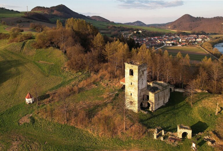 Kostol sv. Kozmu a Damiána – Sedliacka Dubová